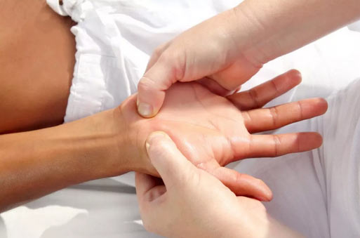 Reflexology-Massage--Hand-Edmonton reflexology massage on hands in edmonton